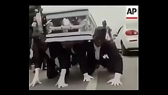 Göz Alıcı Bir Porno Yıldızının Adını Arıyoruz
