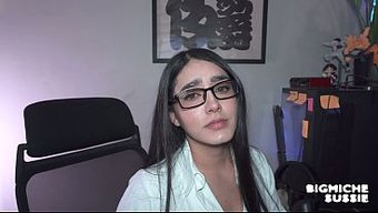 Cuckold Tuzağı, Erkek Arkadaşını Patronunun Anal Boşalması Sırasında Dışarı Çıkarıyor.