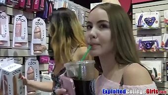 Naomi Ve Bonnie Için Ilk Kez Oral Ve Oyuncak Oyunuyla Üçlü