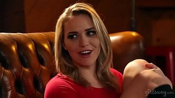 Adriana Chechik, Mia Malkova’nın Göğsüne Fışkırtıyor; Bu Ateşli Sahnede Her Şey Var.