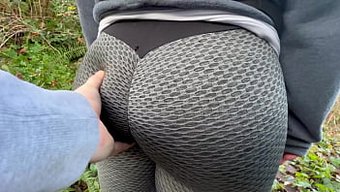 Kabarcıklı Popolu Kız, Halka Açık Parkta Tahrik Ediyor