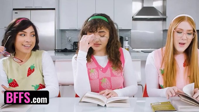 Kitap Kulübü Arkadaşları Tahrik Oluyor Ve Düşüncelerini Paylaşıyorlar