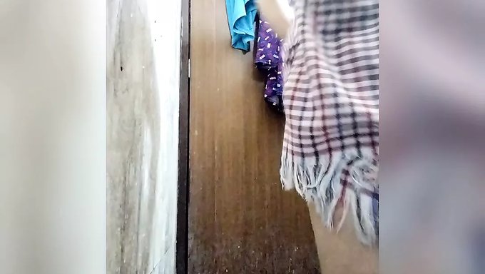 Olgun Hintli Lezbiyen Riya Thakur, Tek Başına Oyunun Tadını Çıkarıyor