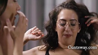 April O'Neil'In Erotik Dersleri Vahşi Bir Seks Seansına Dönüşüyor