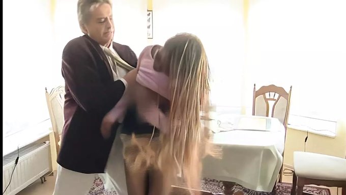 Alman Öğretmen Üniversite Öğrencisine Sert Bir Şekilde Sikişiyor