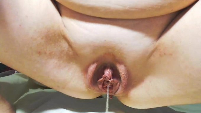 Sıcak Amatör Milf Yatakta Hd Videoda Işeyor