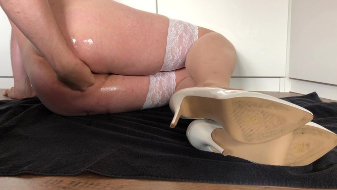 Büyük Kalçalı Bebek Kendi Poposunu Yumrukluyor