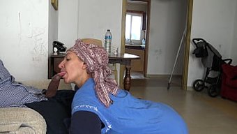 Müslüman Bir Hizmetçi, Işvereninin Siyah Alman Penisinin Büyüklüğüne Şaşırıyor