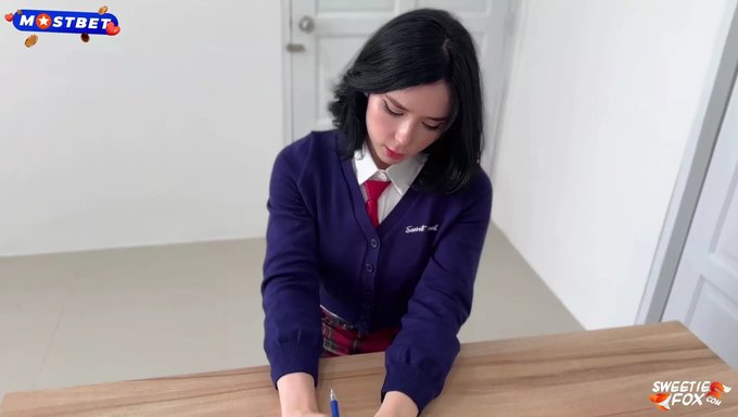 Bir Öğrenci Kız, Geçen Bir Not Almak Için Sertçe Sikiliyor.
