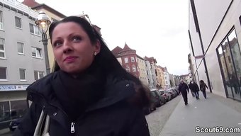 Ince Alman Genç, Berlin Caddesinde Acımasızca Beceriliyor