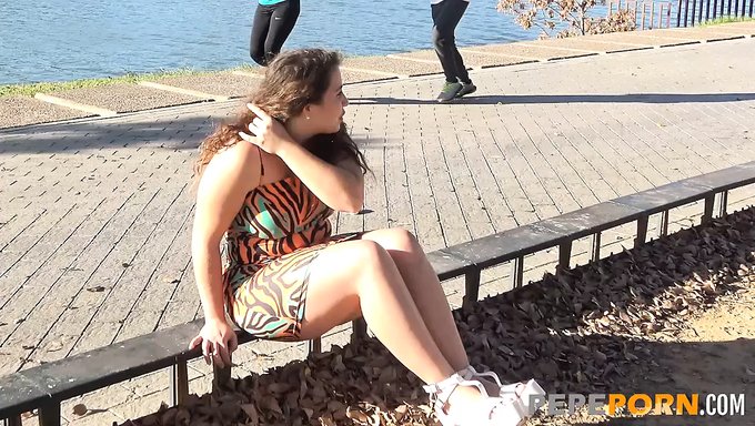 Azgın Esmer Ve Iki Iyi Donanımlı Adamla Yoğun Üçlü