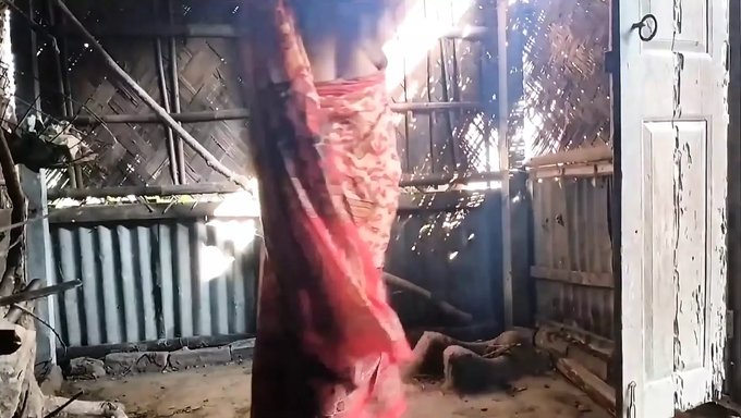 Desi Ev Kadını, Yabancı Tarafından Hint Malikanesinde Köpek Stiliyle Beceriliyor