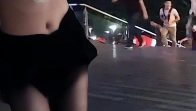 Bir Çinli Kadın, Halka Açık Bir Ortamda Kendini Açığa Çıkarıyor.