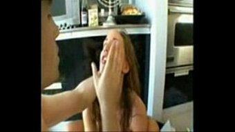 Çekici Yaşlı Kadın Sert Seks Ve Yüz Istismarı Alıyor