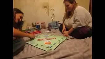 Anne Milf Sert Bir Videoda Sikişiyor Ve Içine Boşalıyor