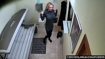 Harika Büyük Göğüslü Milf, Halka Açık Solaryumda Yaramaz Oluyor