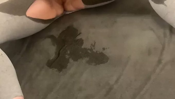 Tüylü Amatör Bebek, Derin Boğaz Ve Fistingle Solo Videonun Tadını Çıkarıyor