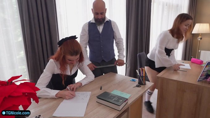 Kızıl Üniversiteli Kızlar, Sıradışı Bir Üniversite Dersini Derin Boğaz Eğitimine Çeviriyor.