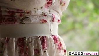 Model Bebek Molly Bennett, Yaz Elbisesiyle Tahrik Ediyor