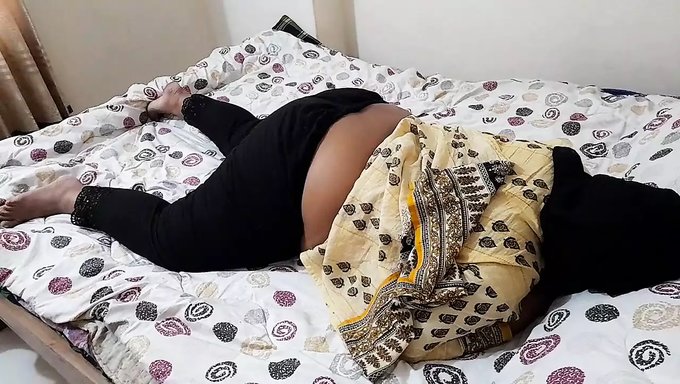 Ilk Kez Yatakta Hintli Gençle (18+) Seks - Yüksek Sesle Çığlık Atıyor Ve Inliyor