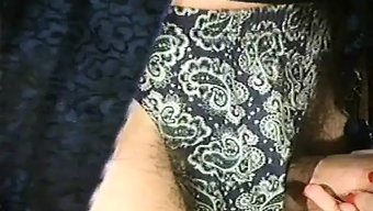 Büyük Klitorisi Ve Amatör Mastürbasyonu Olan Bir Karısı Olan Eski Bir Italyan Videosu