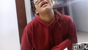 Üvey Kız Kardeş 18'Ine Yeni Girdi Ve Üvey Kardeşiyle Bir Porno Video Istedi.