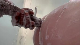 Üvey Kız, Duşta Üvey Babasıyla Anal Seksin Tadını Çıkardı.