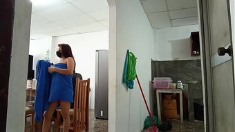 Üvey Kız Kardeşim Elinde Havluyla Yürüyor, Ben De Banyoda Onu Izliyorum