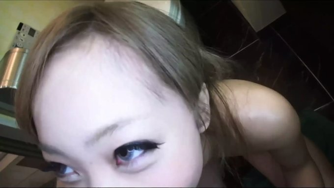 Amatör Japon Kız, Küçük Göğüslerini Pov'Da Emiyor Ve Sikişiyor
