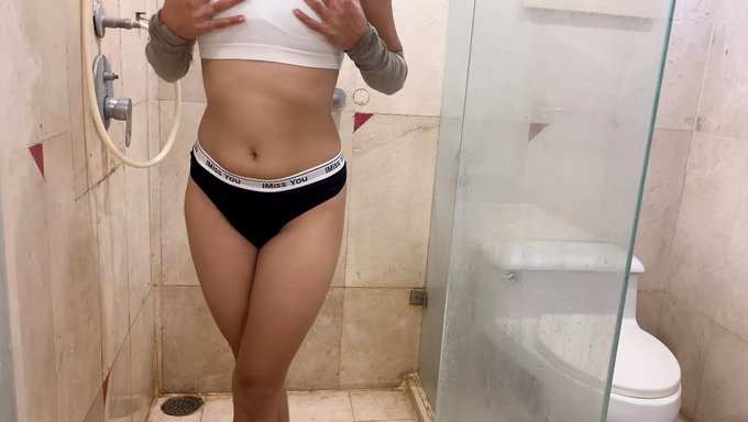 Sıcak Hintli Ev Hanımı Ve Genç Dewar Ile Buharlı Banyo Sahnesi.