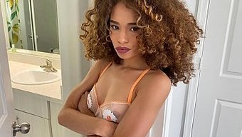 Sevimli Siyah Üvey Kız Kardeş, Üvey Erkek Kardeşini Çıplak Fotoğraflarla Kışkırtıyor
