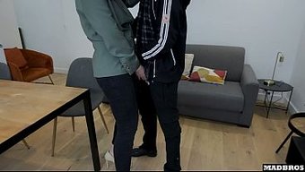 Sert Doggystyle Anal, Bu Fransız Ajanı Çift Girişe Götürüyor.