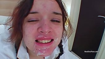 Ağız Sulandıran Ingiliz Bebek, Ev Yapımı Bukkake Videosunda Yüzüne Sikişiyor