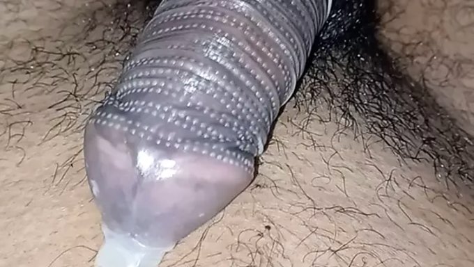 Yeni Evli Hintli Bir Karı, Prezervatif Takarken Sikişiyor