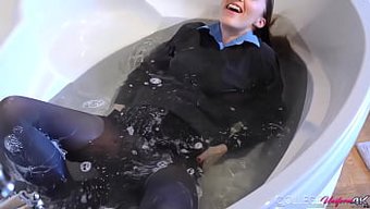 Beyaz Bir Üniversite Üniforması Giymiş Seksi Bir Esmer Banyo Yapıyor Ve Kendini Tatmin Ediyor.