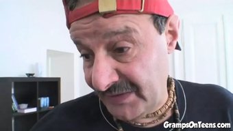 Genç Sarışın Fahişe Yaşlı Bir Adam Tarafından Sert Bir Şekilde Beceriliyor