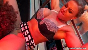Bir Grup Azgın Kadın Bu Sıcak Porno Videosunda Eğleniyor Ve Pislik Içinde Eğleniyor.