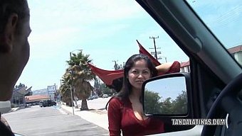 Esmer Porno Yıldızı Evie Delatosso, Oral Ve Vajinal Penetrasyon Dahil Olmak Üzere Erkek Bir Partnerle Cinsel Aktiviteye Giriyor
