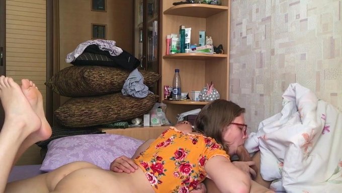 Günaydın, Güzel Kız Sabah Sürpriziyle Uyanır