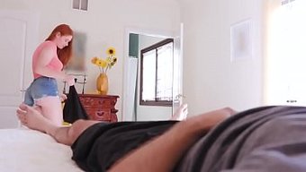 Büyük Göğüslü Azgın Genç Bebek Sert Bir Şekilde Beceriliyor
