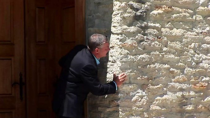 Sıkı Bir Genç Amcığı Iki Yarrak Tarafından Acımasızca Beceriliyor