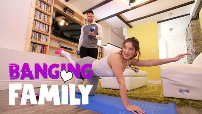 Amanda Bellucci'Nin Üvey Kardeşiyle Baştan Çıkarıcı Yoga Dersi