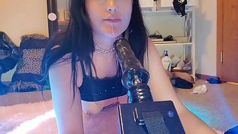 Dildo Makinesiyle Yoğun Sikiş