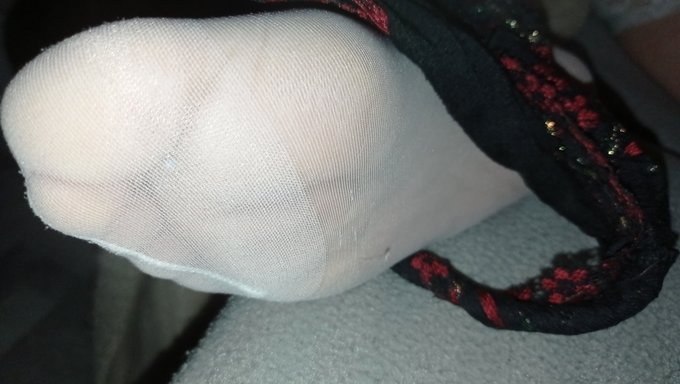 Islak Ve Vahşi: Çoraplı Sarışın Bebek Ayak Işi Veriyor