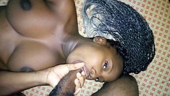 Ebony Üvey Kız Kardeşi Hardsex Videosunda Ağzına Derinlemesine Alıyor