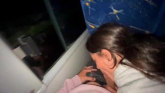 Sıcak Bir Genç Kız, Bir Otobüste Bilinmeyen Bir Adamın Penisini Emiyor Ve Yükünü Yutuyor