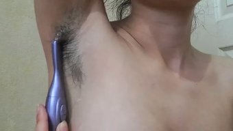 Olgun Kadın Doğal Genital Saçlarını Gösteriyor