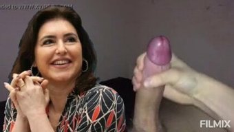Olgun Milf Simone Büyük Göğüslerini Ve Islak Amını Sergiliyor