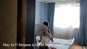 Kahverengi Bir Kız Ev Yapımı Bir Videoda Sert Bir Şekilde Beceriliyor
