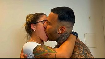 Komşu Şeker Istedi, Ama Ona Farklı Bir Muamele Geldi - Rangel Carlos & Tatuado